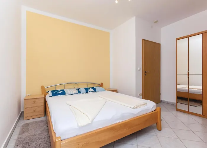 One-bedroom In Okrug Gornji * Τρογκίρ