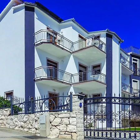 Lovely In Okrug Gornji With Kitchen Apartament *