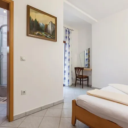 Apartament Lovely In Okrug Gornji With Kitchen *
