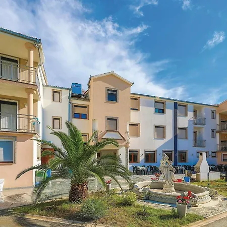 Apartment One-bedroom In Okrug Gornji *