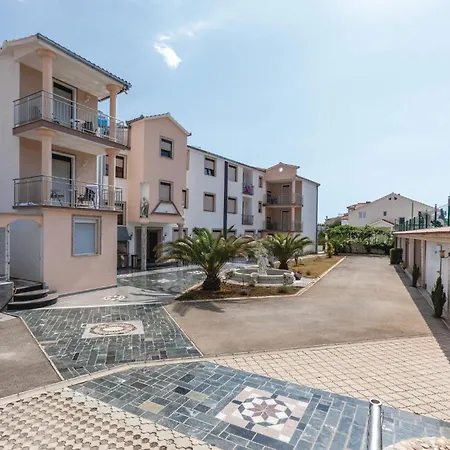 Apartament Lovely In Okrug Gornji With Kitchen Trogir