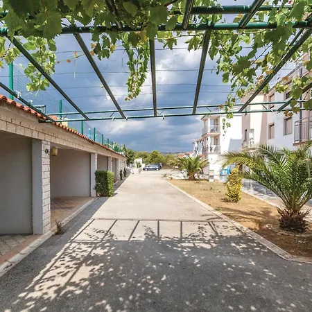 Apartament Lovely In Okrug Gornji With Kitchen Trogir